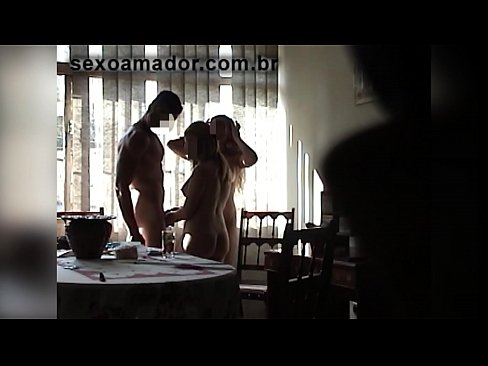 ❤️ Miqtë e seksit ftojnë një burrë gjigant dhe një treshe me të ️❌ Pornografi cilësore tek ne